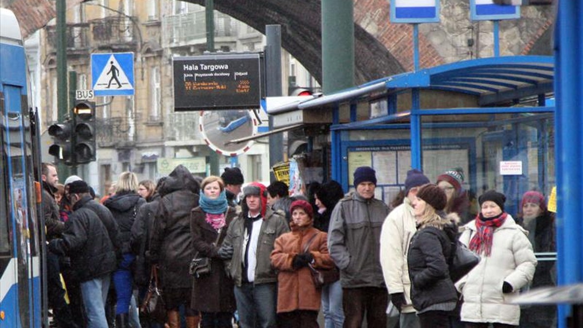 Oto świetny pomysł, jak zmarnować 200 tys. zł. ZIKiT wydaje właśnie gigantyczne pieniądze na liczenie pasażerów w poszczególnych liniach komunikacji miejskiej. Po co? Aby dowiedzieć się, gdzie jest tłok, choć widać go gołym okiem.