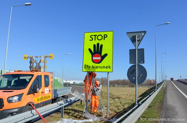Tablica "STOP Zły kierunek" przestrzegająca przed jazdą pod prąd