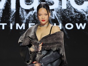 Íme a nagy pillanat, amikor Rihanna bejelentette második terhességét a Super Bowlon