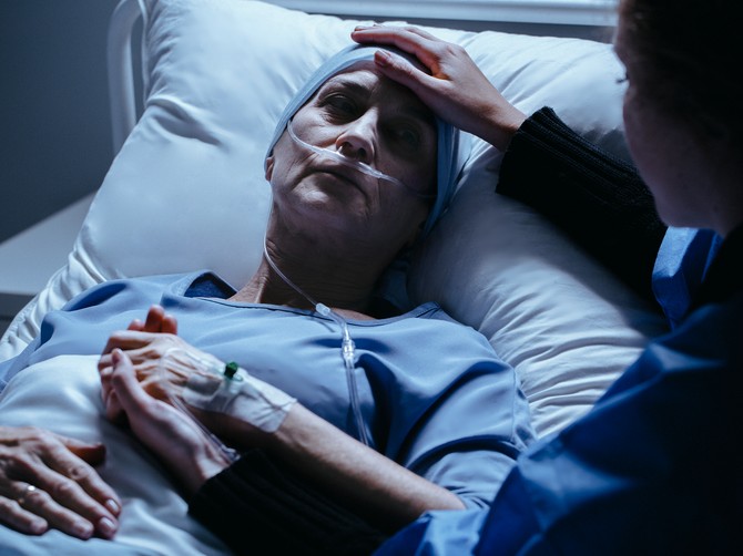 Medicinska sestra navodi 12 znakova da se telo gasi i sprema za smrt