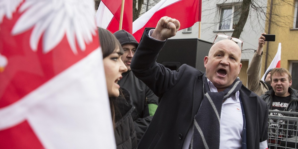 Rybak hajlował, nastolatek stracił spodnie