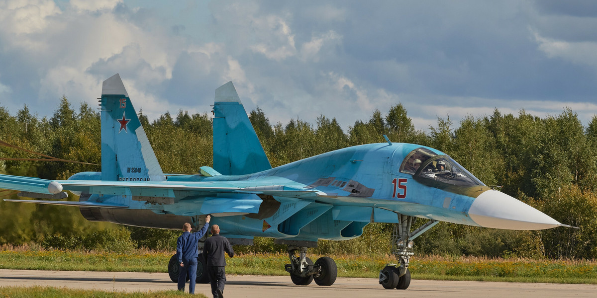 Su-34 w rosyjskich barwach.