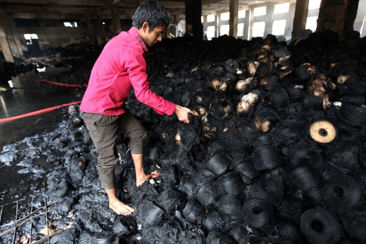 Przeszukania spalonej hali