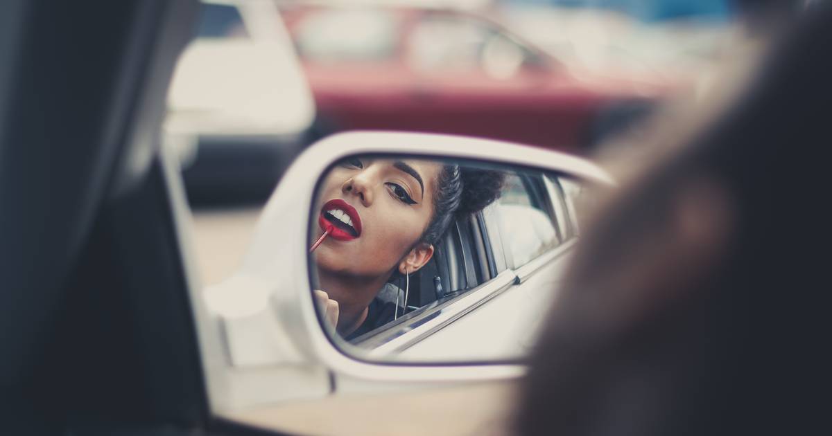 Wyborcy prawicy czy lewicy? Badacze wiedzą, kto spędza więcej czasu przed lustrem