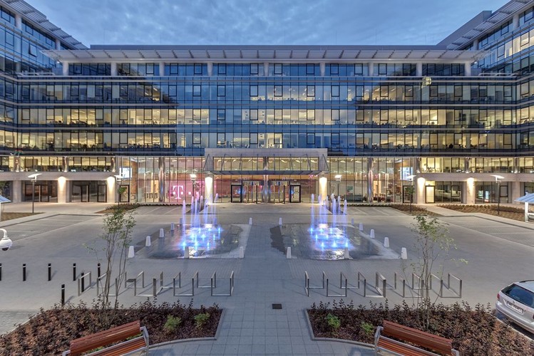 W całej Europie istnieją zaledwie 34 budynki z taką oceną, w tym tylko 5 z nich to inwestycje już zakończone, pozostałe otrzymały certyfikaty na poziomie projektowania. Wśród istniejących budynków, którym przyznano certyfikat Excellent są m.in. budynek Science-Montoyer – siedziba Parlamentu Europejskiego.