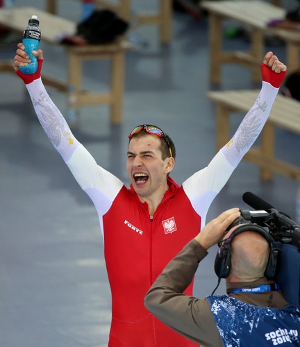 Zbigniew Bródka cieszy się ze zwycięstwa w Soczi. Fot. EPA/HANNIBAL HANSCHKE/PAP/EPA