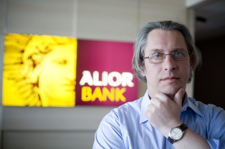 <b>Powrót do źródeł bankowości: Wojciech Sobieraj</b><br> Gdy w 2008 r. Alior Bank, stworzony i kierowany przez Wojciecha Sobieraja, wchodził na rynek, niewielu było fachowców, którzy dawali temu projektowi szanse na powodzenie. Kryzys finansowy, jaki wybuchł po upadku Lehman Brothers, nie sprzyjał nowym przedsięwzięciom w branży bankowej. A eksperci chętniej typowali kandydatów do bankructwa, ewentualnie dokapitalizowania przez rządy kolejnych państw, niż wskazywali nisze, w których mogłoby zaistnieć nowe przedsięwzięcie.<br>Wojciech Sobieraj uparcie jednak wierzył, że ma dobry pomysł na bankowość. Udało mu się do niego przekonać także inwestorów, którzy w Alior Bank włożyli prawie pół miliarda euro. Idea była prosta: powrót do źródeł bankowości detalicznej z XIX w., gdy bankowiec wsłuchiwał się w potrzeby klienta i był dla niego uprzejmy jak krawiec czy fryzjer. Po czterech latach od debiutu na rynku można śmiało powiedzieć, że Alior odniósł sukces, co mierzyć można choćby liczbą klientów. Bank otworzył już niemal milion rachunków osobistych, co oznacza, że w ciągu ostatniego roku udało mu się podwoić liczbę klientów. Równie dynamicznie rośnie baza depozytów, ich wolumen przekroczył już 14,1 mld zł. W tym samym czasie bank udzielił ponad 13,3 mld zł kredytów. Imponująco wyglądają również wyniki finansowe. Po pierwszej połowie tego roku Alior może pochwalić się zyskiem netto na poziomie ponad 133 mln zł.<br>Ale Wojciech Sobieraj nie lubi stać w miejscu. Najnowsze przedsięwzięcie to Alior Sync, bank nowej generacji, obsługujący klientów jedynie w zdalnych kanałach kontaktu, takich jak internet, telefon czy wideoczat. Przedsięwzięcie unikalne w skali nie tylko polskiej bankowości. Sync jako pierwszy na świecie zaproponował na przykład wykonywanie przelewów za pośrednictwem aplikacji działającej na portalu Facebook. Klientów zelektryzowała również informacja, że nowy bank będzie zwracał na ich konta 5 proc. wartości wszystkich zakupów dokonywanych kartą Synca w internecie.<br>W pierwszych dniach po uruchomieniu wydawało się jednak, że Sync nie zaskoczy, a Sobieraj będzie musiał przełknąć gorycz porażki. Widać było, że projekt uruchamiano w pośpiechu i nie wszystko działało jak należy. Okazało się jednak, że niedoróbki nie są na tyle poważne, by klienci ich nie wybaczyli. Sync zaczął zdobywać klientów w ekspresowym tempie. W lipcu, czyli w miesiąc od startu, miał ich już ponad 40 tys. Do końca roku ma być dwa razy więcej i wiele wskazuje na to, że plan uda się wykonać.