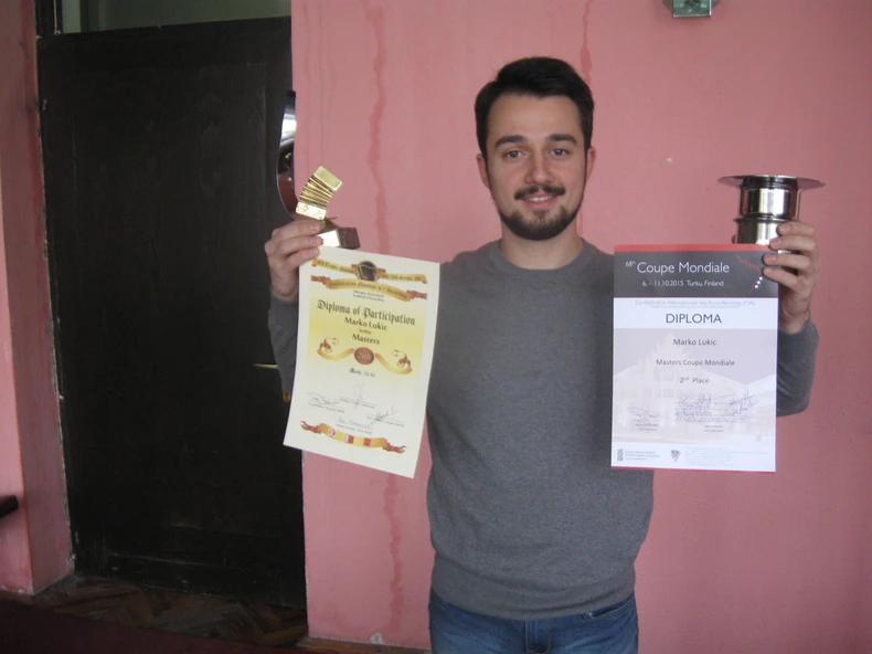 684547_petrovac-marko-lukic-sa-peharima-s.mirkovic-013