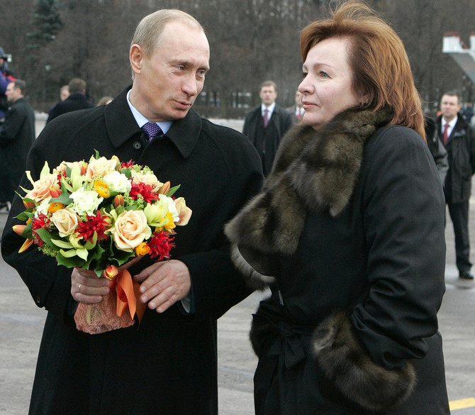 Čak i predsednik Putin znao je da svojoj bivšoj ženi Ljudmili u javnosti pokloni buket cveća