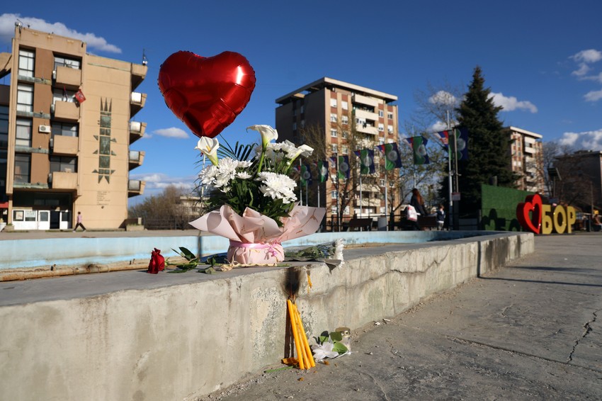 Cveće, sveće i baloni ispred Doma kulture 
