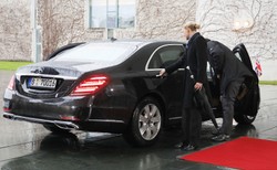 Metafora Brexitu? Premier Wielkiej Brytanii zatrzasnęła się w aucie przed spotkaniem z kanclerz Niemiec