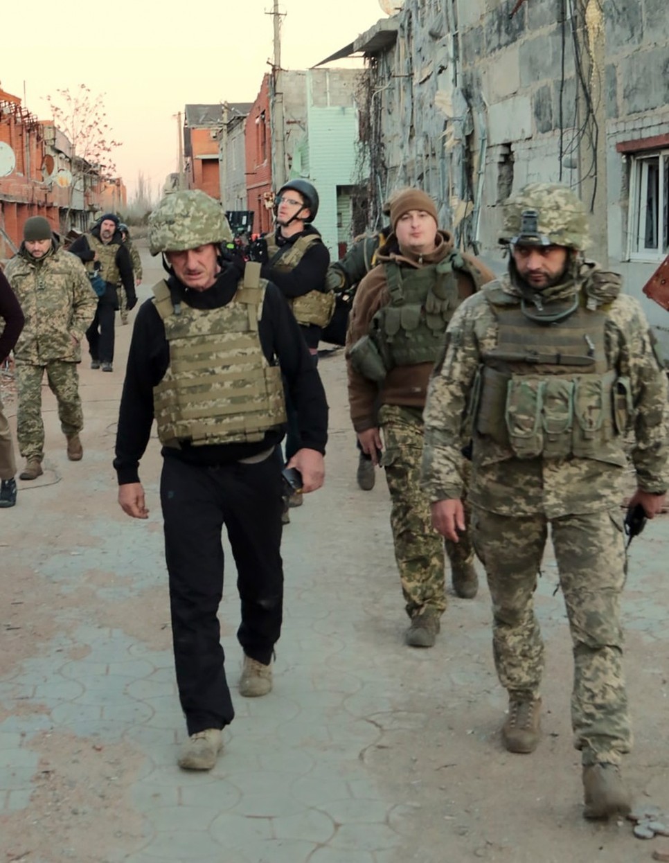 Sean Penn 2021 novemberében az ukrán hadseregnél tett látogatást