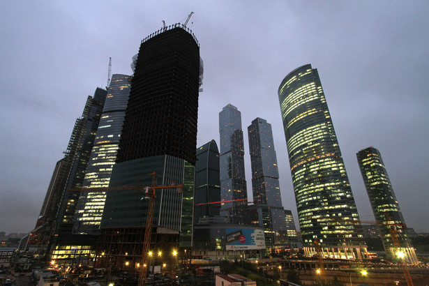 Moskiewskie finansowe "city" widziane w nocy.