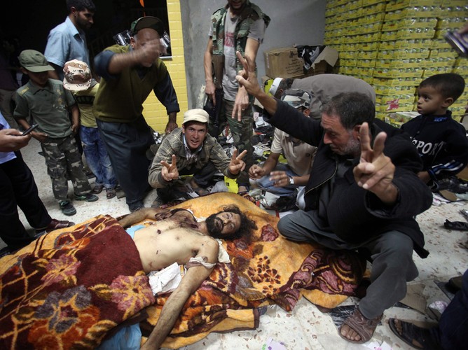 Libijczycy, zebrani wokół ciała Motassima Kadafiego, syna Muammara Kadafiego. Misrata, Libia 20 października 2011