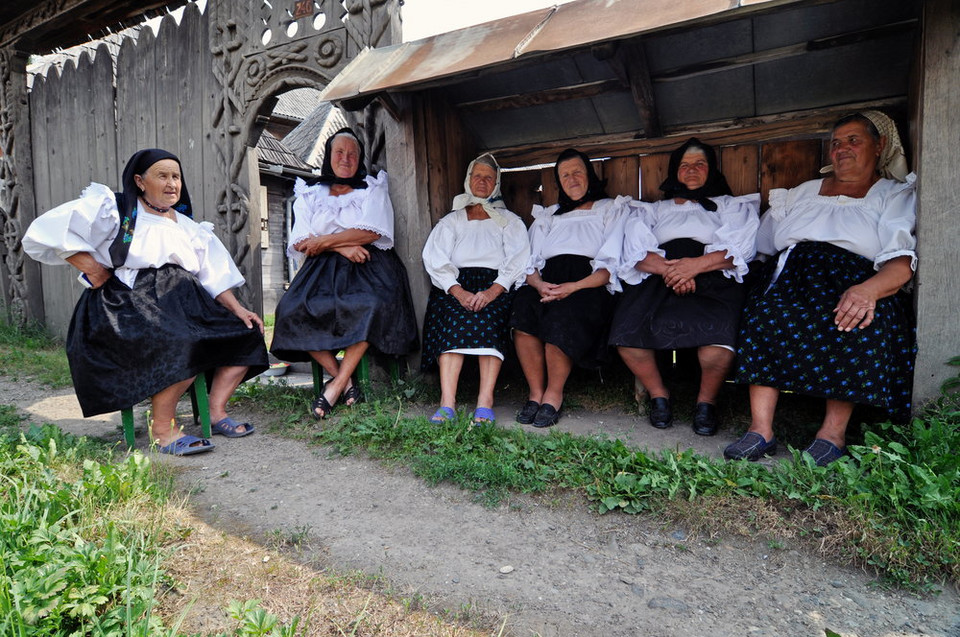 Ieud - kobiety przed chatą