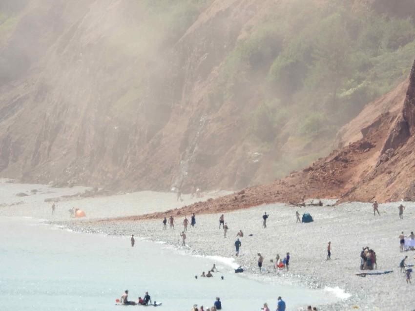 Urušila se litica na plaži