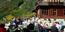Tłumy turystów w Tatrach. Parking przy Morskim Oku pełen