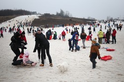 Tłumy na stoku narciarskim pod lupą policji. "Dobrowolna" opłata... za serki góralskie