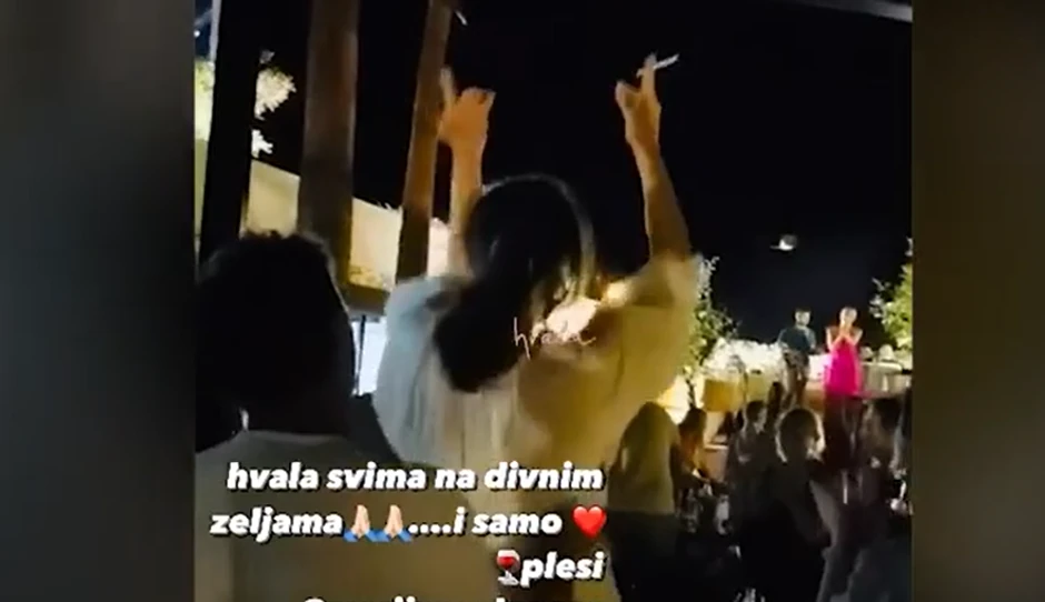 Natašu Ninković muž drži oko struka dok se veseli