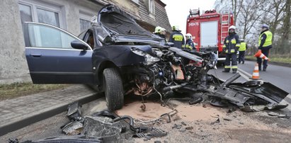 Auto wbiło się w dom. Pasażerka trafiła do szpitala