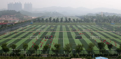 Chińczycy zbudowali największą fabrykę futbolu. To aż 50 boisk