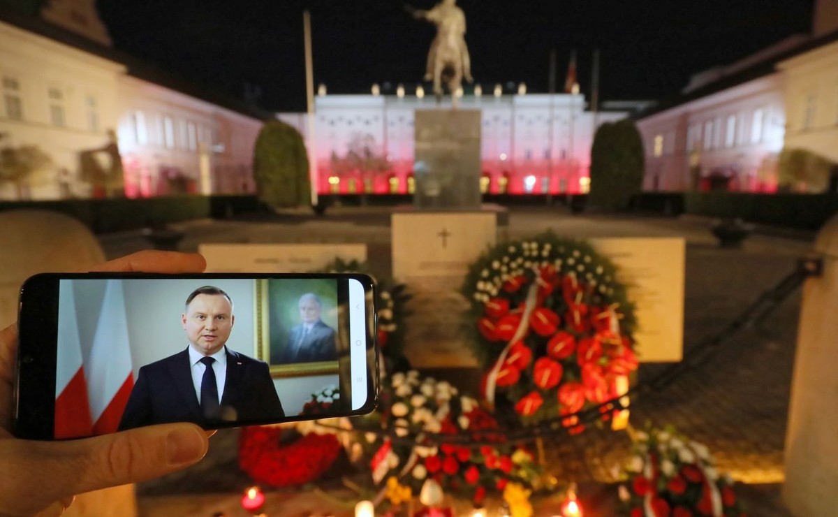 Prezydent RP Andrzej Duda podczas orędzia, transmitowanego przez telewizję i oglądanego przed Pałacem Prezydenckim
