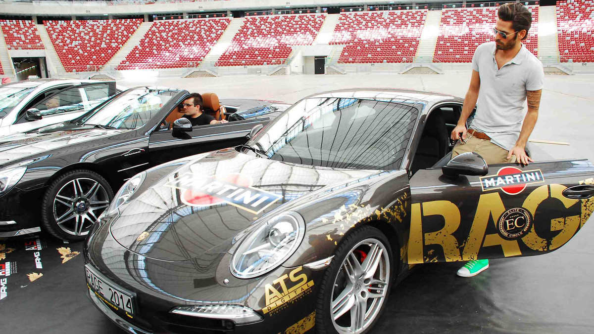 Radzimir Dębski – kompozytor, muzyk, ale także miłośnik pięknych i szybkich aut, weźmie udział w Martini Rage 2014. Poprowadzi Porsche 911 w barwach Martini i wraz z 33 załogami przemierzy ponad 1300 km, odwiedzi 5 miast, w których wykonywać będzie kolejne, zaskakujące i z pozoru niemożliwe do wykonania zadania.