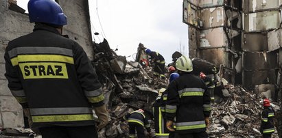 Na zgliszczach Borodzianki widać ludzi w polskich mundurach. Kim są i co tam robią? [ZDJĘCIA, FILM]