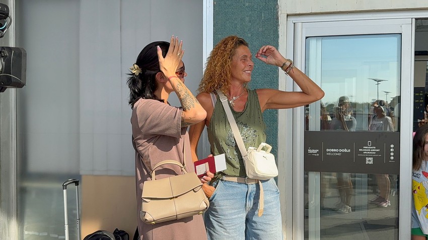 Mina Vrbaški sa majkom i bratom napustila Srbiju