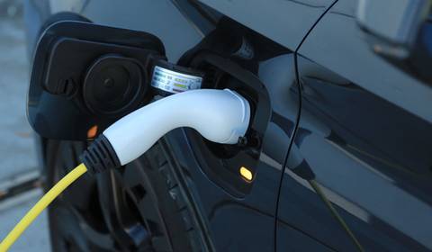 Hybrydy plug-in z największym zasięgiem na prądzie – ranking. Co ładuje się zbyt wolno, co ma osiągi lepsze niż w papierach?