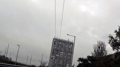 Igazi nagyágyú: leugrott a zuglói, 17 emeletes ház tetejéről, ám ez még semmi