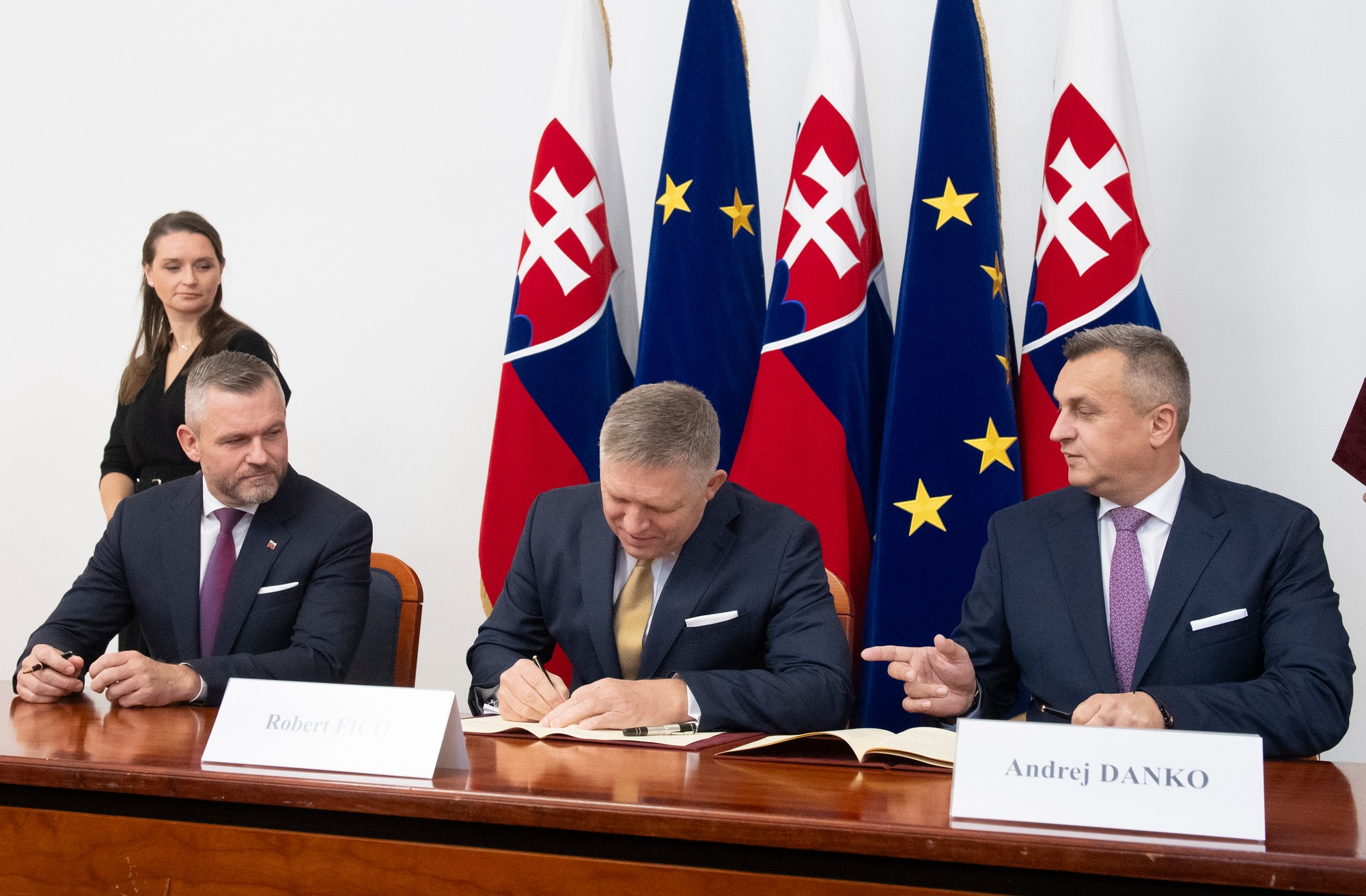 Predseda strany Hlas-SD Peter Pellegrini, predseda Smer-SD Robert Fico a predseda strany SNS Andrej Danko podpísali v Bratislave koaličnú dohodu.
