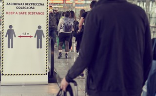 Jaki test zwalnia z kwarantanny po przylocie. Co ze szczepieniem