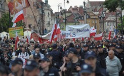 Marsz pamięci, politycy PiS, policja i Obywatele RP z białymi różami. Kolejna miesięcznica za nami [GALERIA]