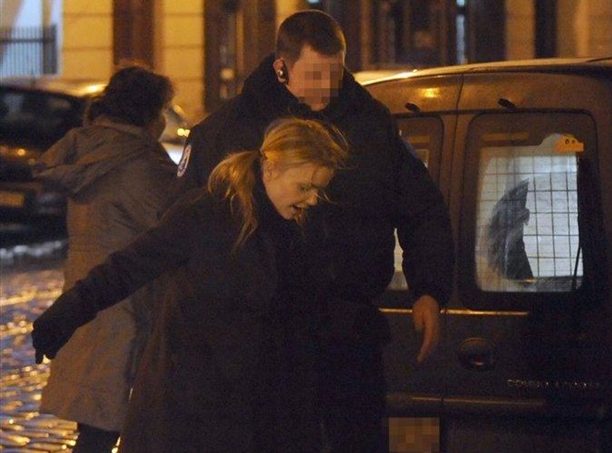 Iza Miko rozwozi paczki do biednych rodzin