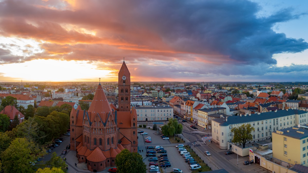 Od kilku lat w Ostrowie Wielkopolskim funkcjonuje Strefa Płatnego Parkowania. Jakie zasady w niej panują? Co warto wiedzieć? Z jakimi opłatami trzeba się liczyć? Sprawdzamy.