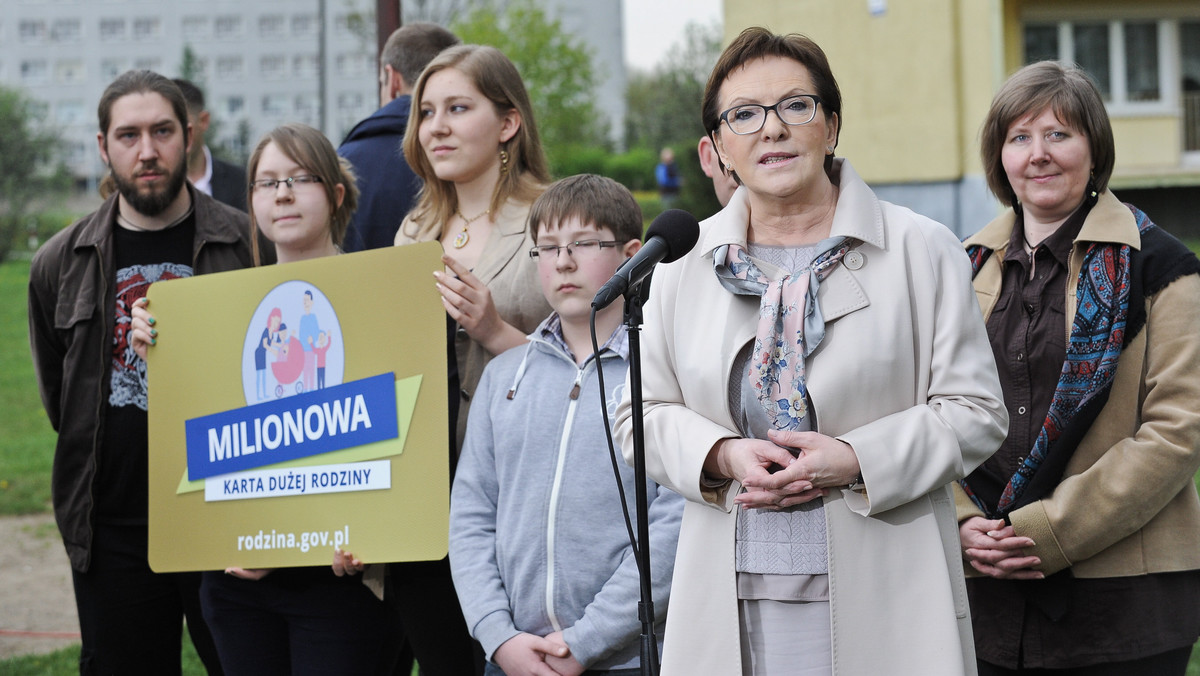 Premier Ewa Kopacz odwiedziła w piątek sześcioosobową rodzinę z Ciechanowa (Mazowieckie), której wręczyła milionowy egzemplarz Karty Dużej Rodziny. Zapewniła, że polityka prorodzinna jest jednym z priorytetów jej rządu.