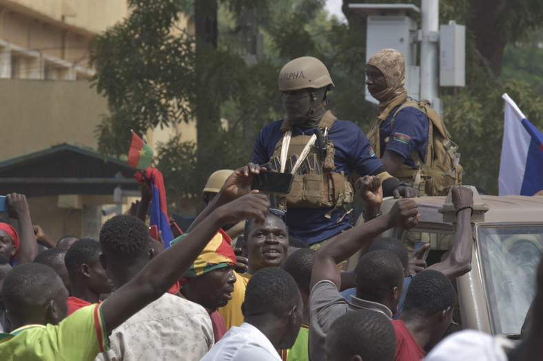 Ludzie wychodzący na ulice, aby poprzeć nowego przywódcę Burkina Faso, Ibrahima Traore, 2 października 2022 r.
