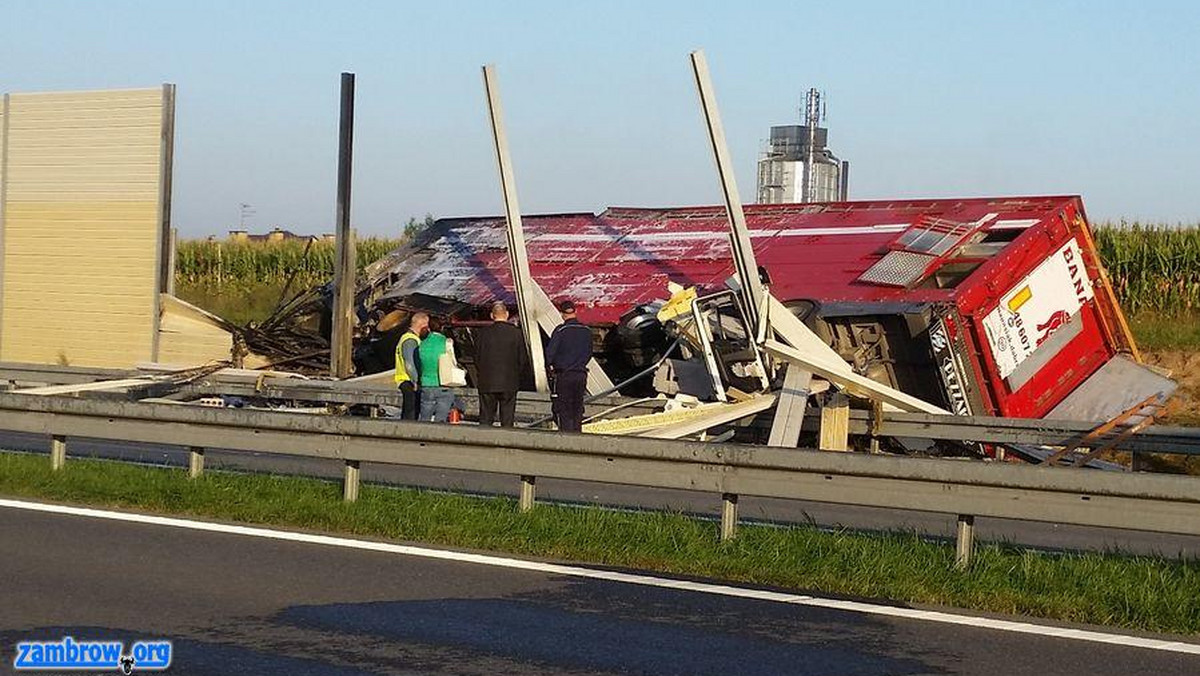 Do wypadku doszło w sobotę około godziny 4 rano. Ciężarówka służąca do przewozu bydła uderzyła w barierkę na obwodnicy Zambrowa. W wypadku zginął kierowca, a dwie osoby walczą o życie.