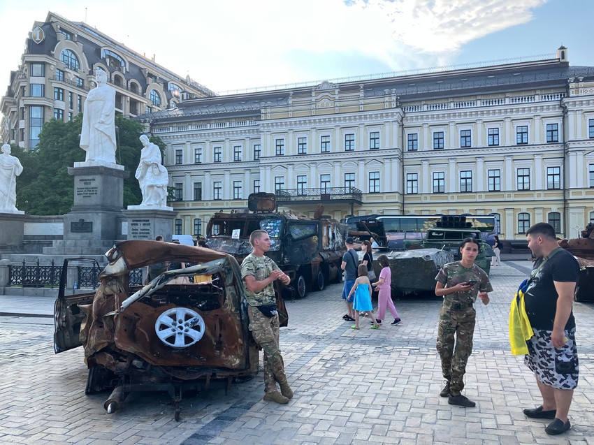 Trg ispred manastira Sveti Mihailo sa uništenim ruskim vojnim vozilima