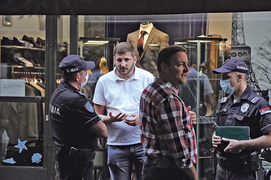 Izbore u subotu obeležile su neprijatne scene kada je nekoliko destina članova i onih koji to nisu, predvođeni potpredsednicom DS Draganom Rakić, došlo u centralu DS i polomilo glasačke kutije