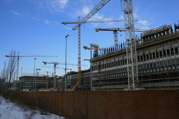 Budowa nowej siedziby BND, niemieckiej Federalnej Służby Wywiadowczej. Jej przeniesienie z Monachium do Berlina planowane jest od 2003 roku, sama budowa rozpoczęła się w 2006. Początkowo koszt budynku miał wynieść około 500 mln euro, jednak na obecną chwilę wzrosły one już do 912 mln euro. Biorąc pod uwagę inne wydatki związane z przeniesieniem urzędu, ostateczny koszt przeprowadzki może wynieść nawet 1,4 mld euro. Zdjęcie: Tischbeinahe (Own work) [CC-BY-SA-3.0 (http://creativecommons.org/licenses/by-sa/3.0) or GFDL (http://www.gnu.org/copyleft/fdl.html)], via Wikimedia Commons