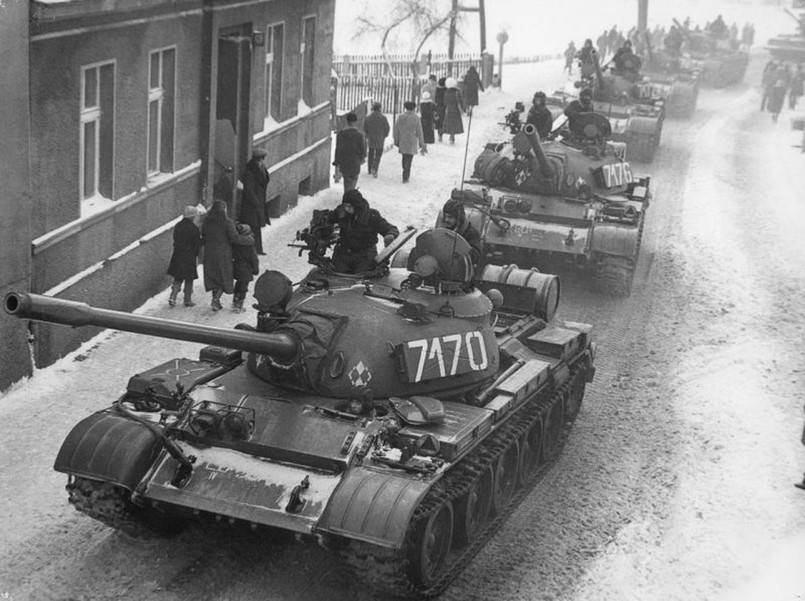 Stan wojenny. Czołgi T-55 w Zbąszyniu (fot. "T-55A Martial law Poland" autorstwa J. Żołnierkiewicz - http://www.solidarnosc.gov.pl/index.php?document=48)