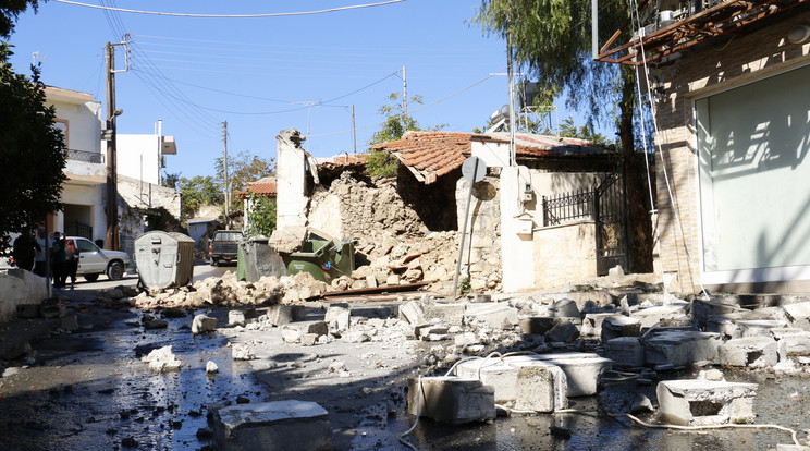 A pusztítás nyomai a Kréta szigetén fekvő Arkalochoriban 2021. szeptember 27-én, miután a Richter-skála szerinti 6,5-ös erősségű földrengés rázta meg a térséget. A hatóságok szerint egy ember életét vesztette, többen megsebesültek. / Fotó: MTI/EPA/ANA-MPA/Nikosz Halkiadakisz
