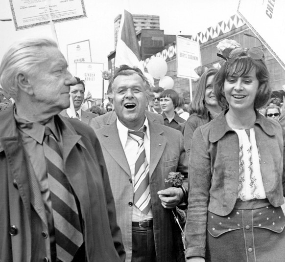 Pochód w 1975 r. w Warszawie. Warszawa 01.05.1975. Święto Pracy. Pochód pierwszomajowy na ulicy Marszałkowskiej. Na zdjęciu: m.in. aktorzy Teatru Polskiego w Warszawie - Wacław Kowalski i Jolanta Bohdal