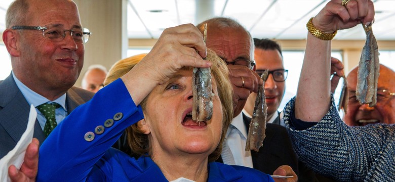 Merkel pokazała, jak należy jeść śledzia. ZDJĘCIE robi furorę