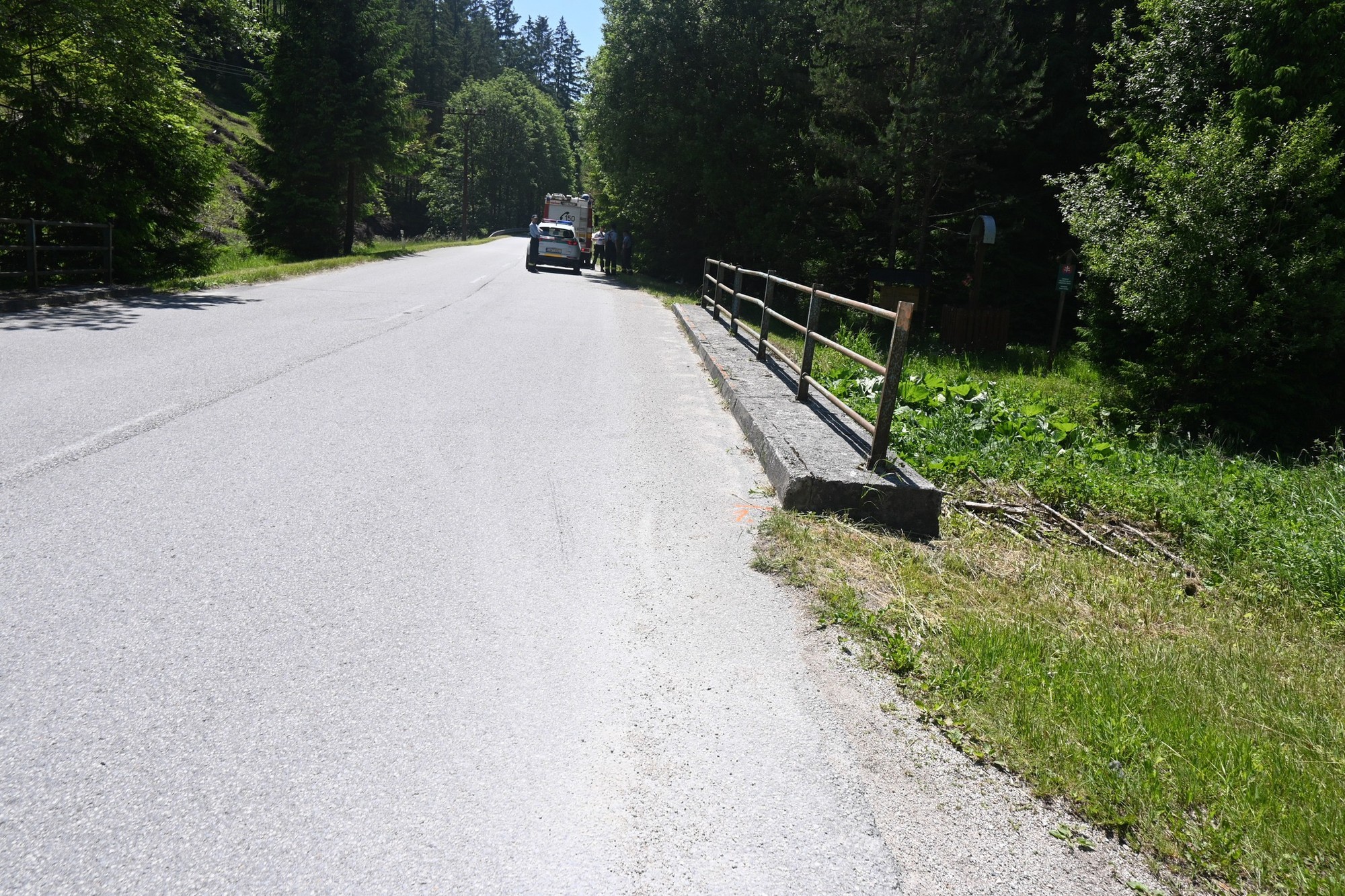 Motocyklista havaroval v Čičmanoch, do nemocnice ho viezol vrtuľník