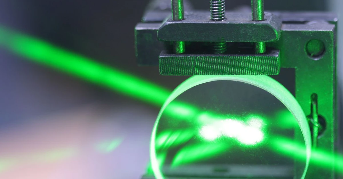 Jeden chip, dziesiątki laserów. Przełom w fotonice, który napędzi centra danych i AI