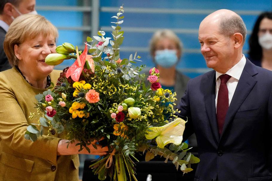Olaf Scholz zostanie czwartym socjaldemokratycznym kanclerzem w historii RFN. Głównym zadaniem byłego burmistrza Hamburga oraz ministra pracy i finansów w kolejnych rządach kanclerz Angeli Merkel będzie nawigowanie pracami gabinetu pomiędzy trzema partnerami