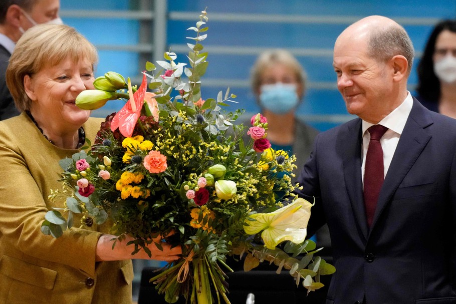 Olaf Scholz zostanie czwartym socjaldemokratycznym kanclerzem w historii RFN. Głównym zadaniem byłego burmistrza Hamburga oraz ministra pracy i finansów w kolejnych rządach kanclerz Angeli Merkel będzie nawigowanie pracami gabinetu pomiędzy trzema partnerami